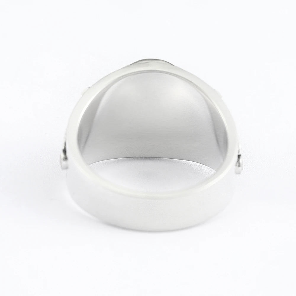 Meisterring der Freimaurerloge – Winkelmaß und Zirkel mit antikem Totenkopf